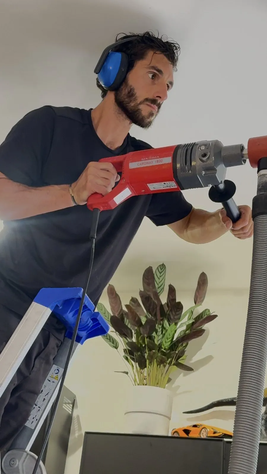 Baptiste Guarrato, artisan BAT CLIM ELEC, en intervention à Marseille