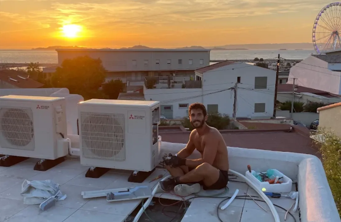 Installation de climatisation réversible Mitsubishi à Marseille au coucher de soleil par BAT CLIM ELEC