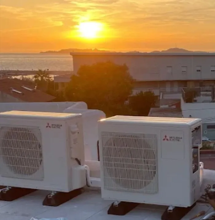 Groupes extérieurs Mitsubishi sur un toit de Marseille au coucher du soleil, posés par BAT CLIM ELEC